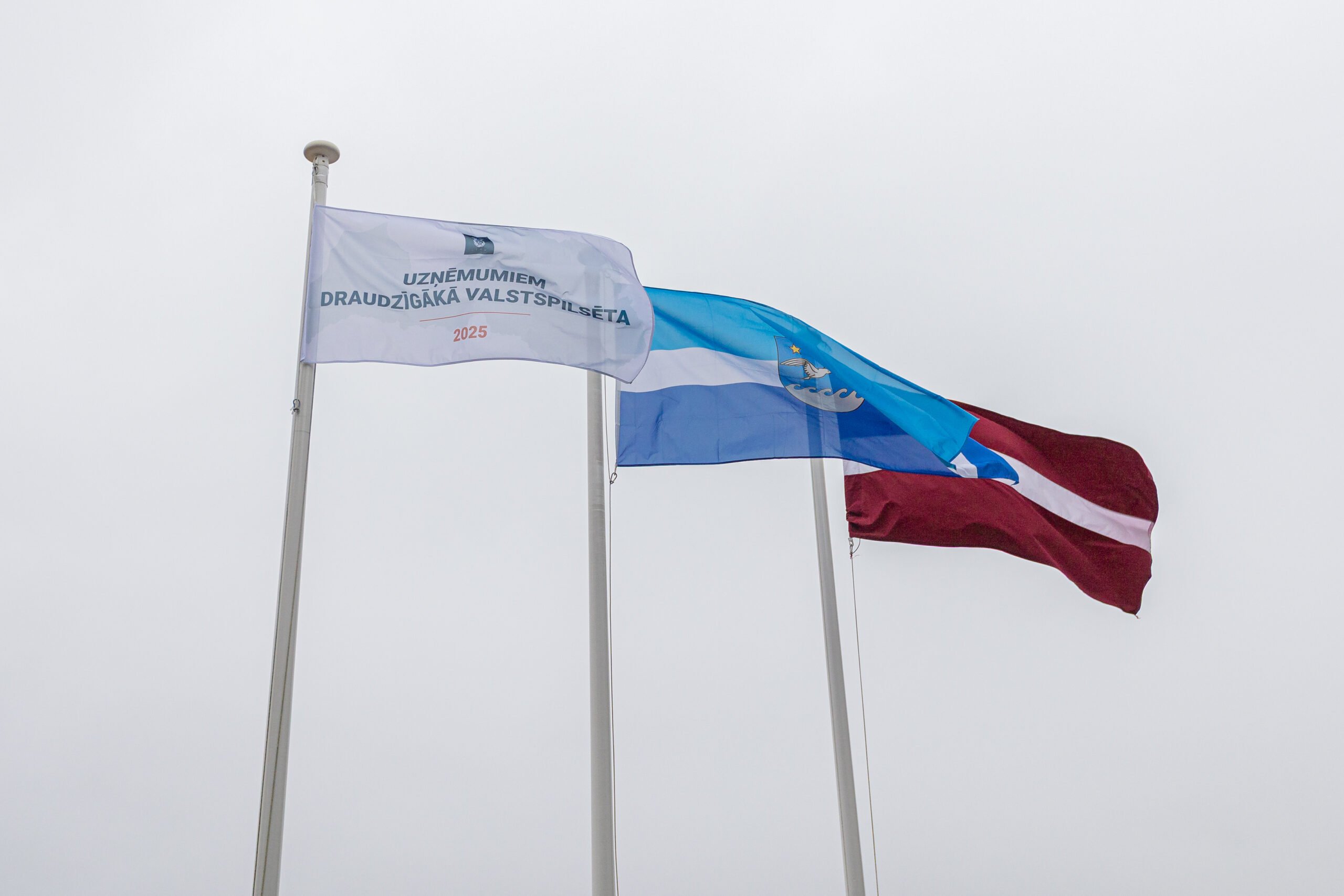 Jūrmalā pacelts karogs “Uzņēmumiem draudzīgākā valstspilsēta 2025”
