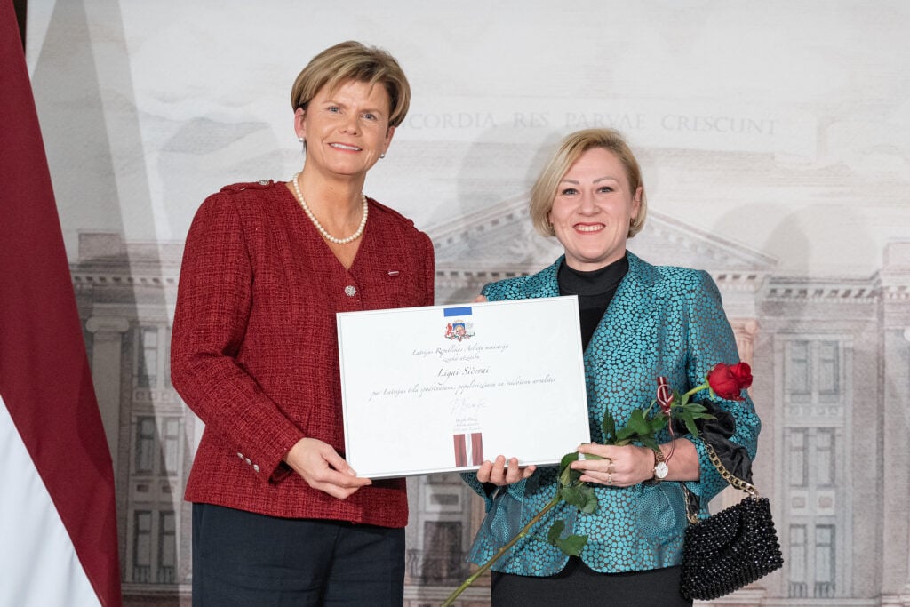 <Field name='title'></Field>