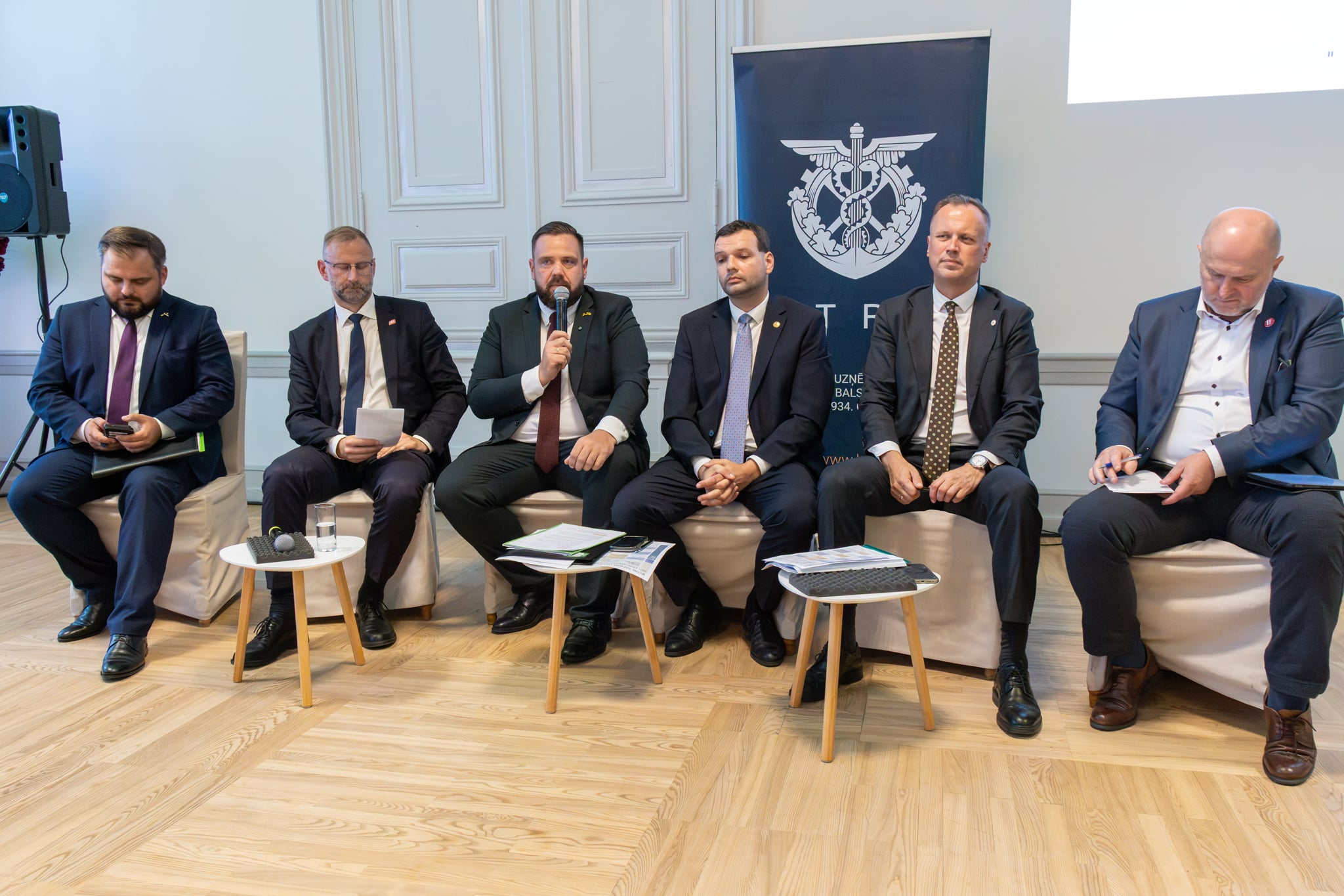 Politiķi Jelgavā diskutē ar uzņēmējiem